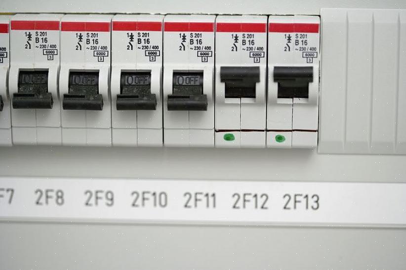 לוח השירות מאפשר לך גם לכבות את החשמל לכל המעגלים בבת אחת