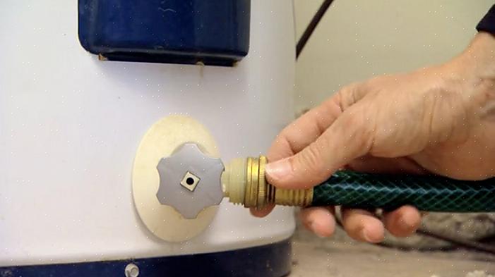 זין הניקוז בתחתית מיכל דוד המים הוא שסתום בצבע כסף או פליז עם קצה הברגה