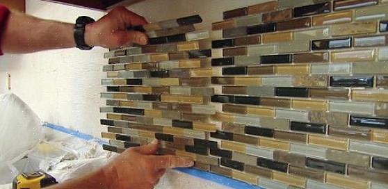 השלב הראשון בהתקנת backsplash אריחים נקייה ומושכת מתרחש בשלבי ההכנה