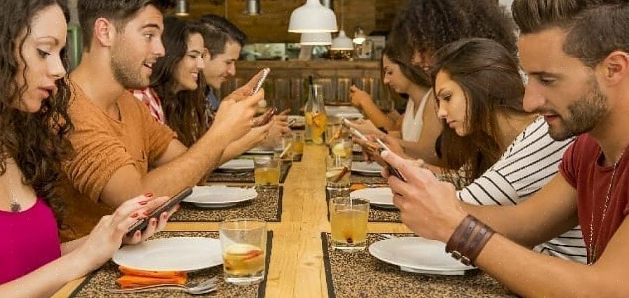 אם חברך מצליף בטלפון שלה ומתחיל לשוחח או לשלוח הודעות SMS בזמן שאתה ביחד