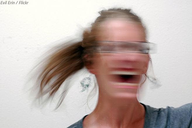 מלא את החלק התחתון של תיבות הארון בכמה מתיקי הקניות