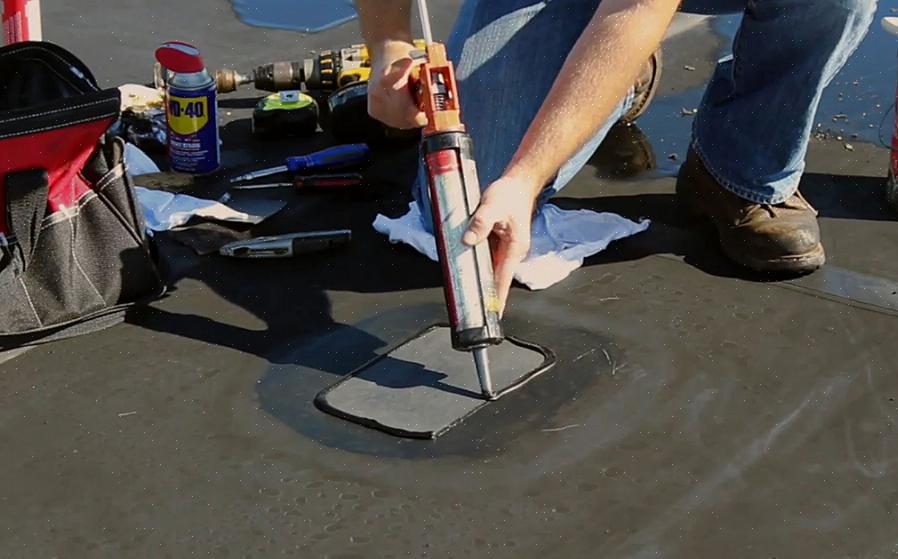 יש למרוח דבק EPDM חד שכבתי על גב התיקון ועל משטח הגג באזור התיקון