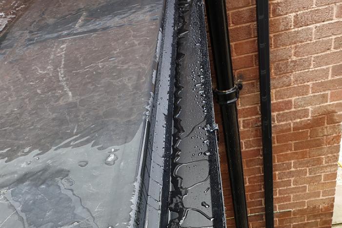 השלב הראשון בתיקון גג ה- EPDM שלך הוא הכנת משטח הגג לקבלת התיקון