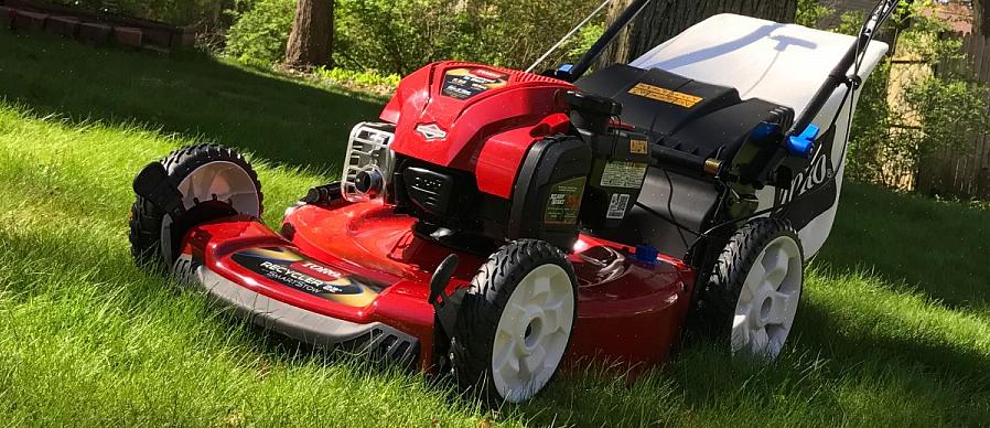 מכסחות Toro SmartStow כוללות גלגלים אחוריים גדולים יותר לשימוש קל יותר בשטח לא אחיד ויציאת שטיפה נוחה לניקוי
