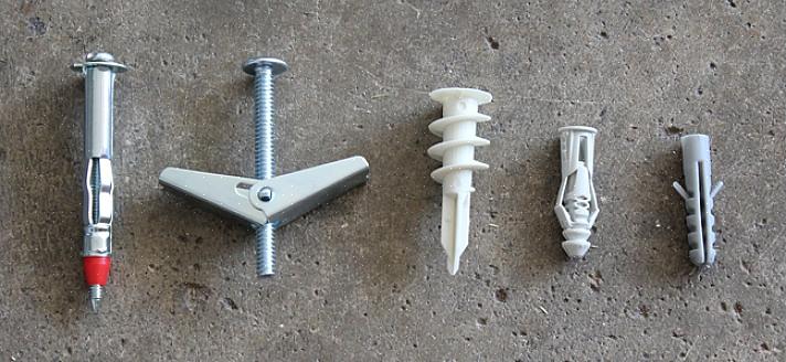 קיר גבס תמיד מהודק לחתיכה (stud הוא 2x4 שרץ אנכית לאורך הקיר)