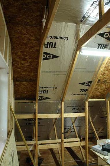 ותקרות מקומרות אכן הופכות את החדר לחדר בהיר יותר