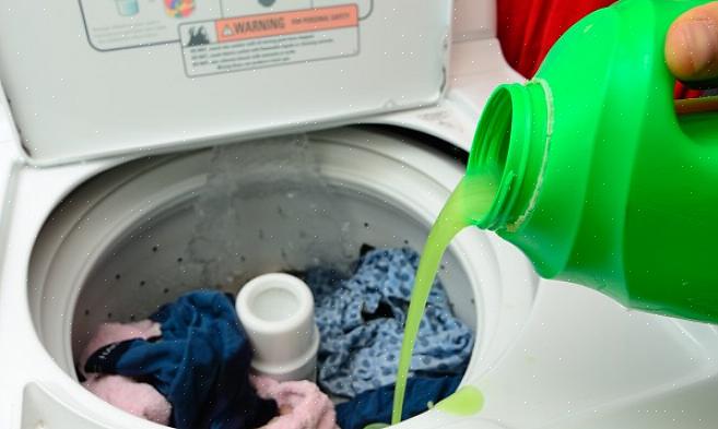 לעתים קרובות קשה לקרוא מכסי בקבוקי ניקוי וצרכנים משתמשים יותר מדי בבזבוז כסף ומשאירים שאריות בבגדים
