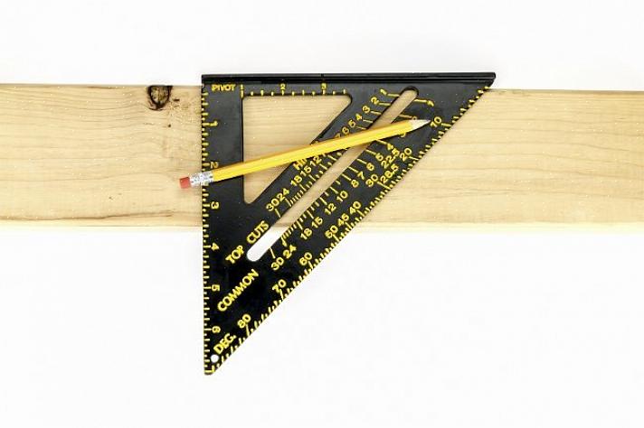 ניתן להשתמש ב- Speed Square בכדי לרבוע ארון מטבח על ארון אחר או על הקיר