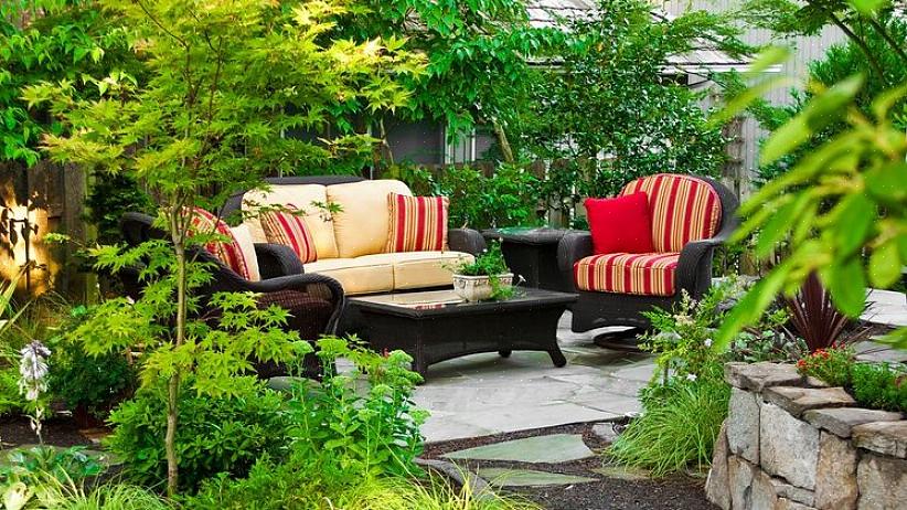 התחיל כ- Sarasota Redwood Furniture Co