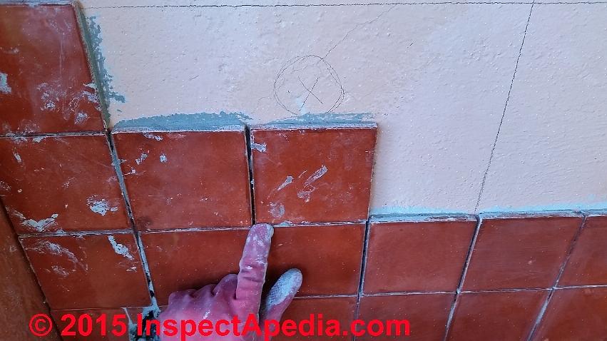 הכלים העיקריים שתצטרכו להתקנת אריחי הקיר הם כף משטח V והדבק המתאים