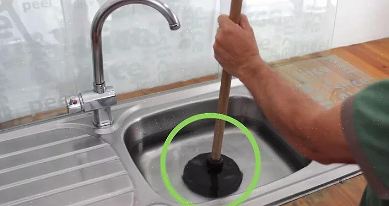 יתכן שתוכלו לשחרר את אגוזי ההחלקה המחזיקים את המלכודת בחלק האחורי וזרוע המלכודת ביד