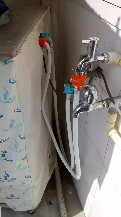 חבר את קצה קו אספקת המים לשסתום הסגירה של אספקת המים מתחת לכיור המטבח
