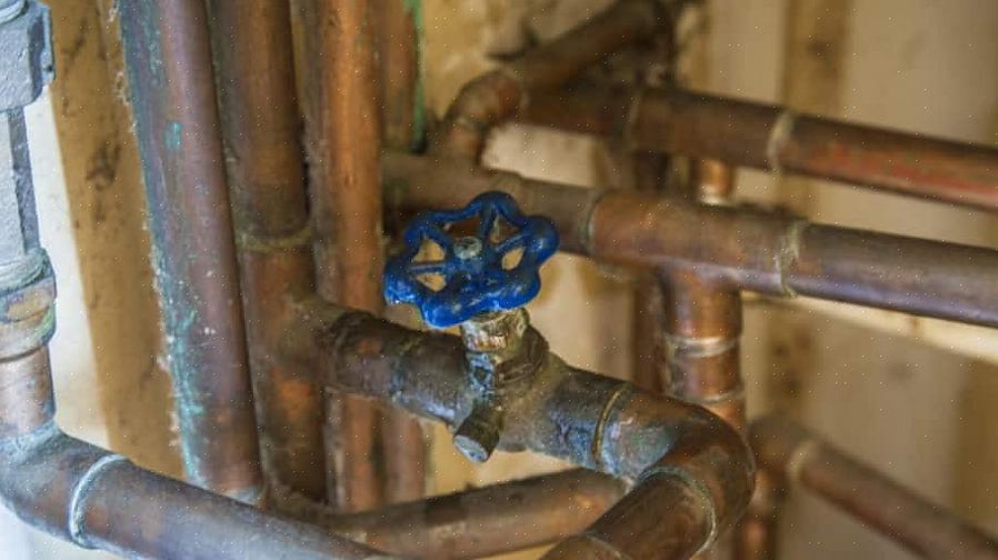 מדוד וחתך אורך צינורות PEX מספיק זמן כדי להחליף את החלק של צינור הנחושת שהוסר