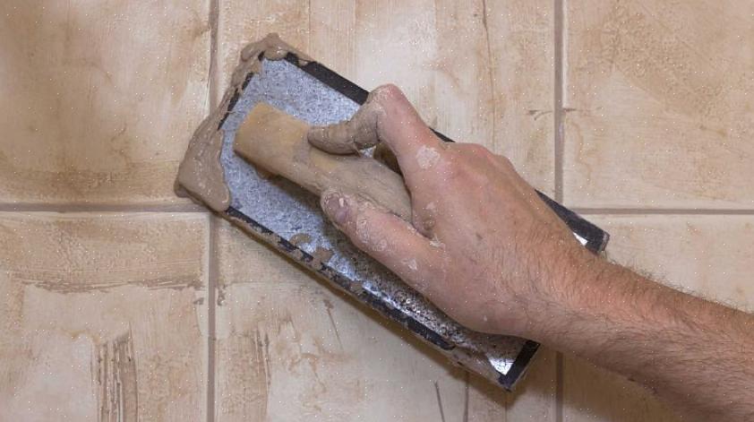 הרטיבו מעט את פני האריחים במים נקיים כדי למנוע את הדיבק של הדיס למשטחי האריחים