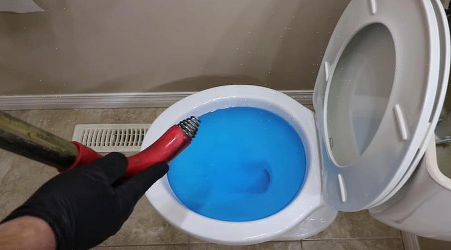 כיצד לפנות מלכודת שירותים בעזרת מקדח שירותים